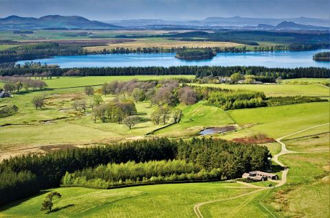 บริษัท Scottish Water เป็นบริษัทที่ทำหน้าที่จัดหาน้ำดื่ม 1.35 พันล้านลิตรทุกวันและกำจัดน้ำเสีย 945 ล้านลิตรต่อวัน สำหรับใช้ในประเทศสกอตแลนด์